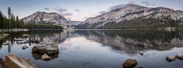 Panorama von einem See in Yosemite Nationalpark