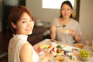 Obraz na płótnie Canvas 食事する女性