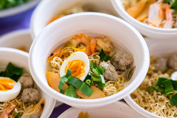 Tom Yum soup is prepared in foam cups. Even though it looks delicious, the harmful substances from the foam mixed in the food is toxic to the body.