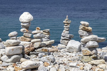 Pile de galets sur la plage