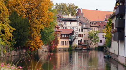Fototapeta na wymiar canal in a historical city