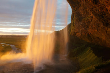 Fototapeta na wymiar Hinter dem Wasserfall