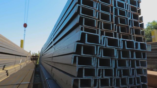 The metal channel laid in rows in the open metal warehouse, the large metal channel in the warehouse