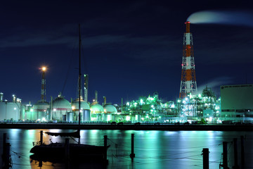 夜の石油コンビナート