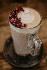 Rosen Kaffee mit herzförmigem Milchschaum