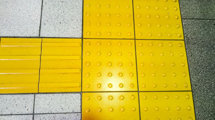 黄色い 点字ブロック