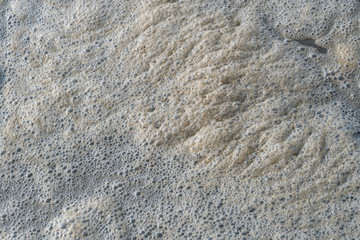 Weißer Schaum am Meeressaum