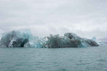 Fototapeta na wymiar Eisberge zum Greifen nah: mit dem Zodiac in der Gletscherlagune Jökulsárlón - Vatnajökull-Nationalpark, Island