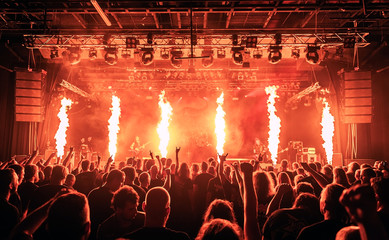Koncert, zdjęcie zostało wykonane podczas koncertu zespołu metalowego