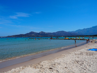 Korsika - Strand von Calvi mit den Bergen im Hintergrund