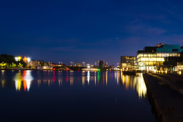 Fototapeta premium Piękny widok na architekturę Kopenhagi w nocy. Krajobraz miasta.