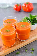 Drei Gläser mit Gazpacho