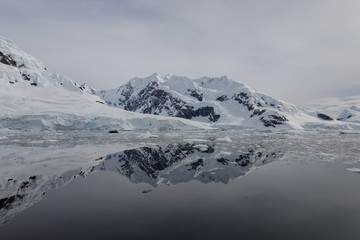 Fototapeta na wymiar Antarctic landscape with reflection