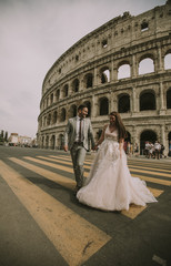 Obraz premium Bride and groom wedding posing in front of Colosseum, Rome, Italy
