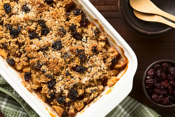 Frischer hausgemachter Apfel, Cranberry und Haferflocken Crumble oder Crisp, ein englisches und amerikanisches gebackenes Dessert mit Streusel