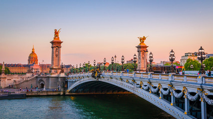 Schöne Aussicht auf den Sonnenuntergang auf Pont Alexandre III und Les Invalides in Paris, Frankreich