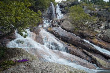 Великолепный горный пейзаж с водопадом. Красивый...