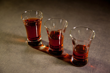 Licor de hiervas en un vaso de chupito, bebida alcoholica