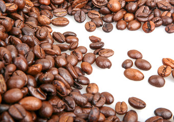 Naklejka premium Ziarna kawy na białym tle