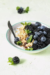 Jogurt z owocami leśnymi i granolą © Anna