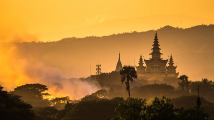 Naklejka premium Beautiful sunset in Bagan Myanmar