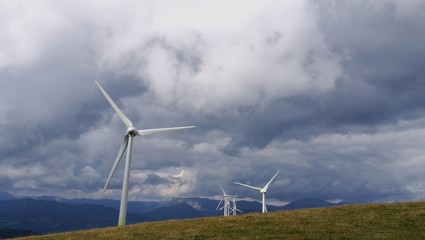 windräder und wolkenhimmel