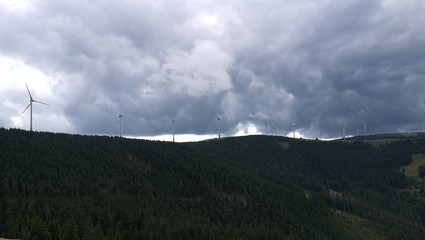 windräder und wolkenhimmel