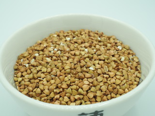 Trigo sarraceno sobre bol de cerámica oriental.