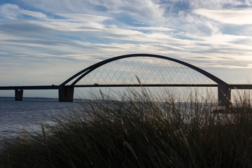 Obraz premium Blick auf die Fehmansundbrücke