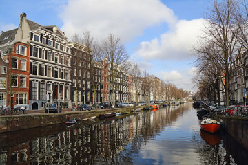 Fototapeta premium Canal with historical houses in Amsterdam