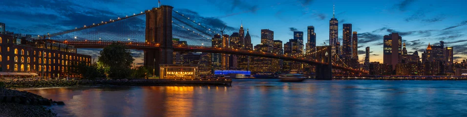 Fotobehang Uitzicht op de skyline van Manhattan vanaf Brooklyn Bridge Park © elena_suvorova