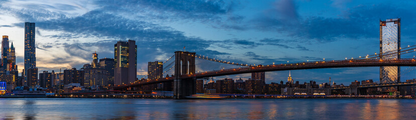 Fototapeta na wymiar View to Manhattan Skyline form Brooklyn Bridge Park