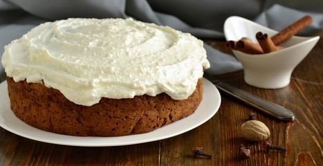 Carrot cake with walnuts covered with cream