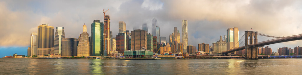 Obraz na płótnie Canvas View to Manhattan Skyline form Brooklyn Bridge Park