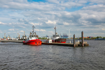 Fototapeta premium Schlepperpier in Neumühlen Hamburg mit dramatischer Wolkenformation