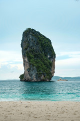 Naklejka premium Beautiful scene of beach, ocean and island