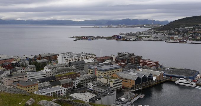 Aussicht auf Hammerfest, den Hafen und das Nordmeer