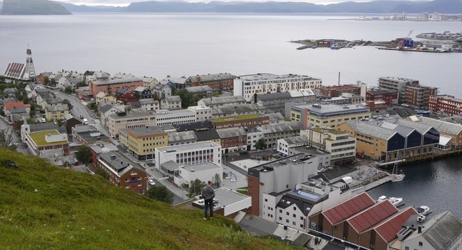 Aussicht auf Hammerfest, den Hafen und das Nordmeer