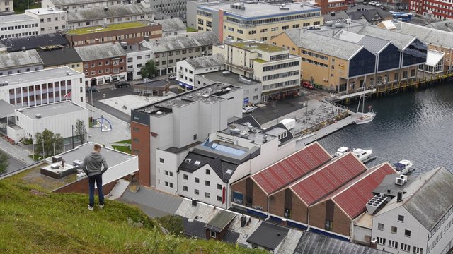Aussicht auf Hammerfest, den Hafen und das Nordmeer