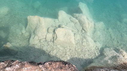 klares Wasser am Ufer eines Bergsees