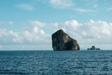Naklejka premium Island ocean and blue sky