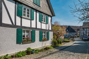 Dorfstrasse in einem historischen Fachwerkdorf