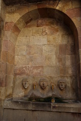 Fontaine aux têtes sculptées