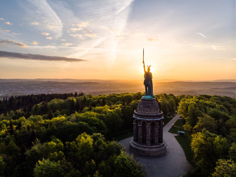 Hermannsdenkmal bei Sonnenaufgang, Luftaufnahme, Detmold, Deutschland