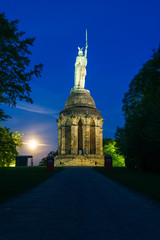 Fototapeta premium Hermannsdenkmal bei Nacht, beleuchtet, Detmold