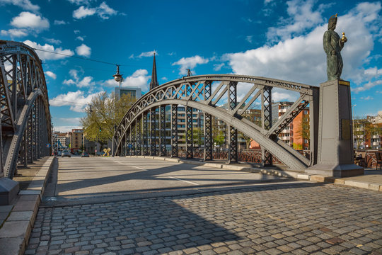 Rundbogenbr&uuml;cke aus Stahl in der Hamburger Speicherstadt