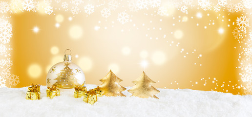 Goldener Weihnachtsschmuck vor Bokeh Hintergrund