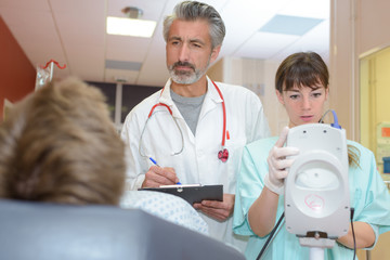 Obraz premium doctors telling patient the diagnosis