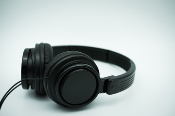 Auriculares para escuchar música en fondo blanco