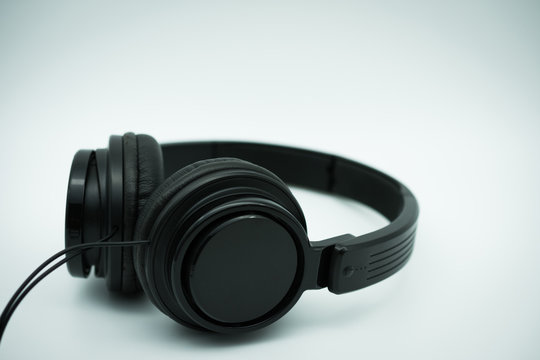 Auriculares para escuchar m&uacute;sica en fondo blanco